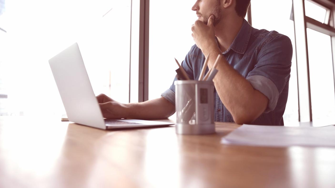 Moderne Lernumgebung mit Studierenden an Computern