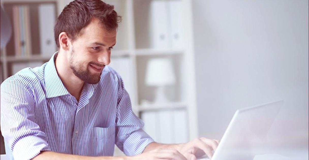 Person arbeitet fokussiert an ihren Zielen mit strukturiertem Plan